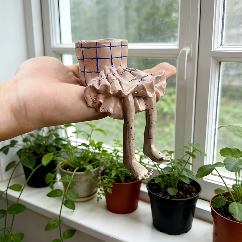 斬新な座り姿のセラミック製プランター、キュートなドレスとジー - The Plant Parent のレビューと価格